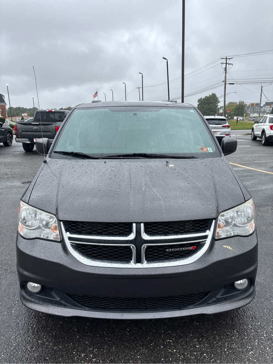 Used 2017 Dodge Grand Caravan SXT w/ Rear Park Assist Package FWD image 5