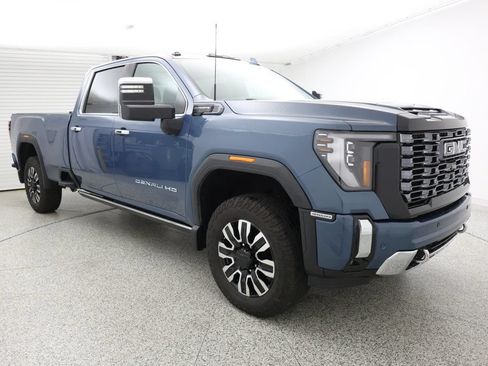 Used 2025 GMC Sierra 3500 Denali Ultimate AWD/4WD image 2