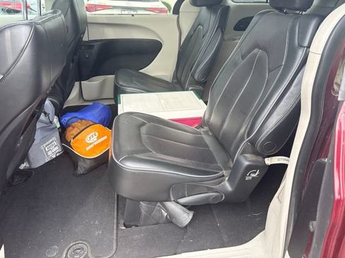 Used 2017 Chrysler Pacifica Limited FWD image 6