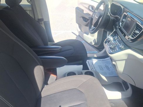 Used 2023 Chrysler Voyager LX image 18