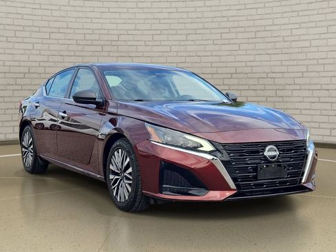 Certified 2024 Nissan Altima 2.5 SV FWD image 3