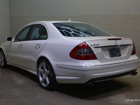 Used 2009 Mercedes-Benz E 550 Sedan image 3