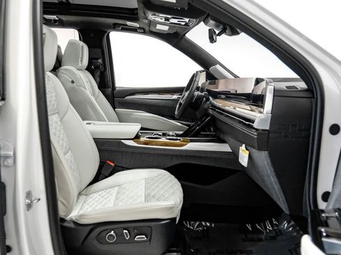 Used 2025 Cadillac Escalade Sport Platinum w/ LPO, Floor Liner Package image 34