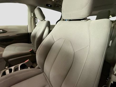 Used 2017 Chrysler Pacifica LX FWD image 19