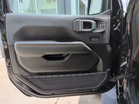 Used 2025 Jeep Wrangler Unlimited Sahara AWD/4WD image 15