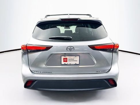 Used 2022 Toyota Highlander XLE AWD/4WD image 6