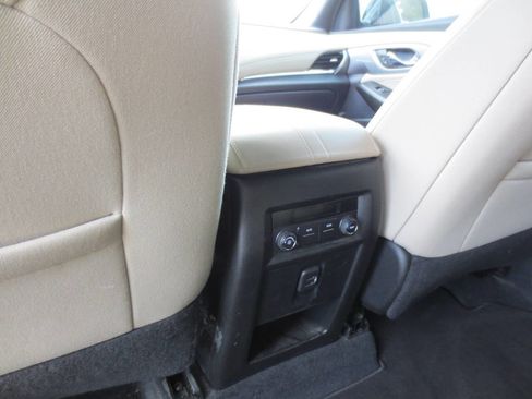 Used 2023 Chevrolet Traverse LS FWD image 15