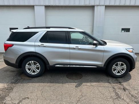 Used 2023 Ford Explorer XLT w/ Equipment Group 202A AWD/4WD image 6
