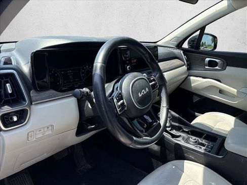 Used 2022 Kia Sorento EX w/ Panoramic Sunroof Package FWD image 9