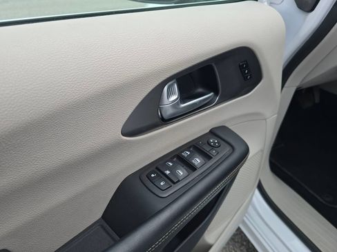 Used 2024 Chrysler Pacifica Touring-L image 11