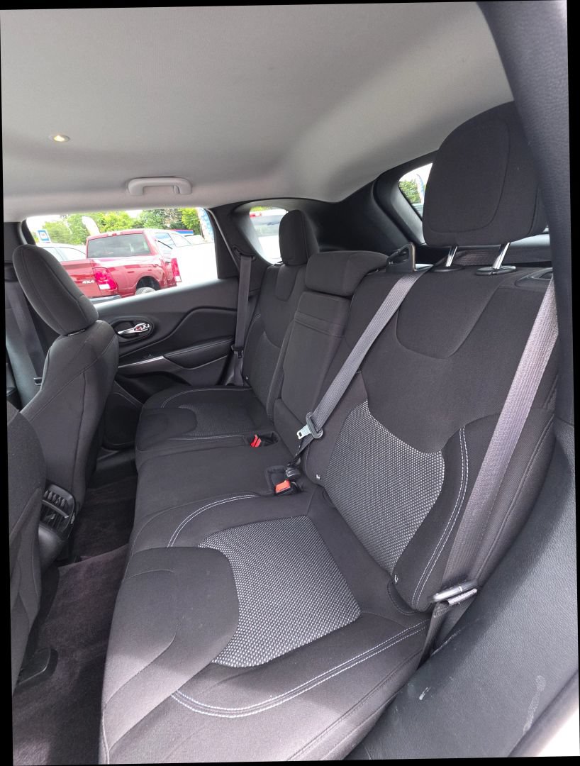 Used 2019 Jeep Cherokee Latitude w/ Popular Appearance Group FWD image 26