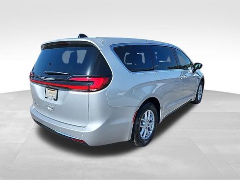 New 2026 Chrysler Pacifica Select image 11