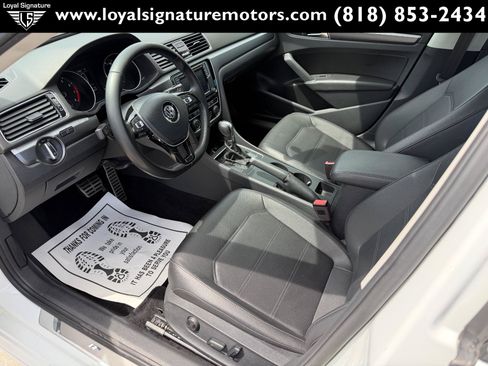 Used 2018 Volkswagen Passat 2.0T R-Line w/ R-Line Lighting Package FWD image 17