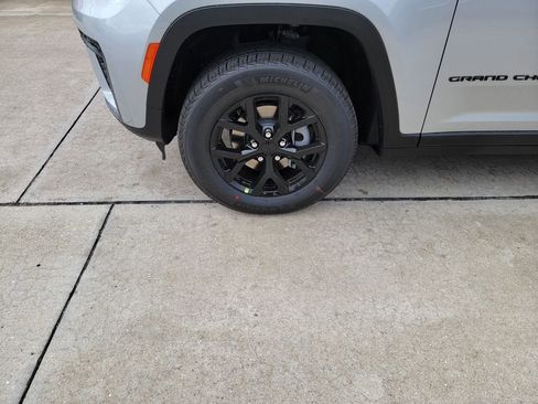 New 2026 Jeep Grand Cherokee Altitude AWD/4WD image 9