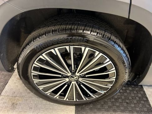Certified 2025 Volkswagen Taos SE FWD image 14