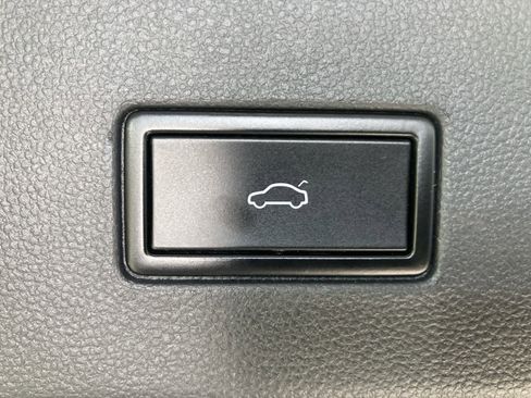 Used 2021 Volkswagen Atlas SE image 27