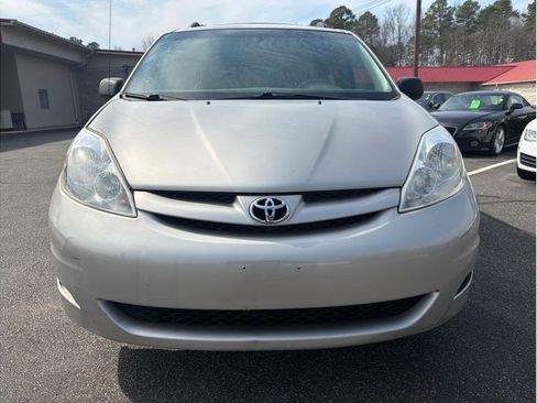 Used 2010 Toyota Sienna LE image 2