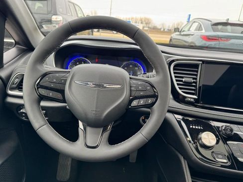 Used 2025 Chrysler Pacifica Limited image 14