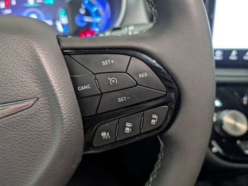Used 2023 Chrysler Pacifica Touring-L w/ Uconnect Theater Family Group FWD image 18