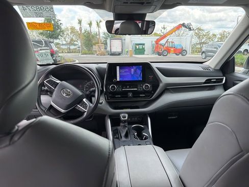 Used 2023 Toyota Highlander XLE image 5