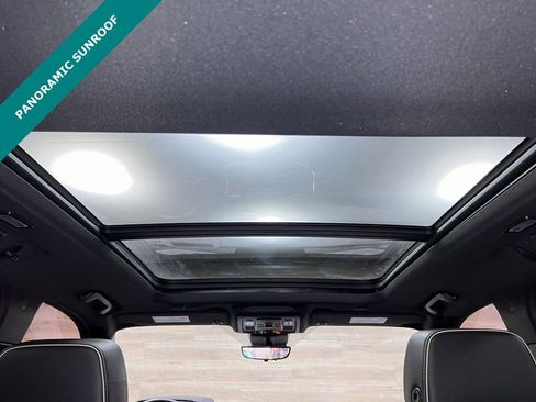 Used 2023 Chevrolet Suburban Premier image 5