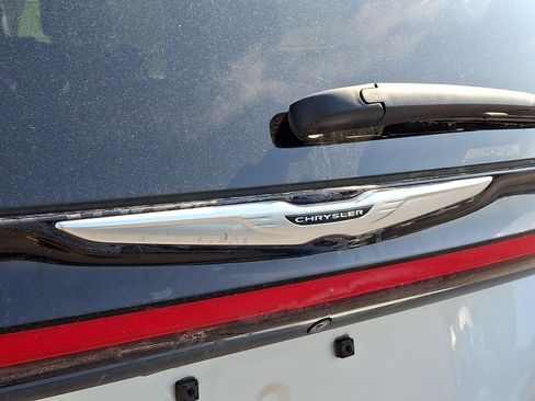 Used 2023 Chrysler Pacifica Touring-L FWD image 30