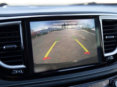 Used 2023 Chrysler Pacifica Limited w/ S Appearance Package image 17