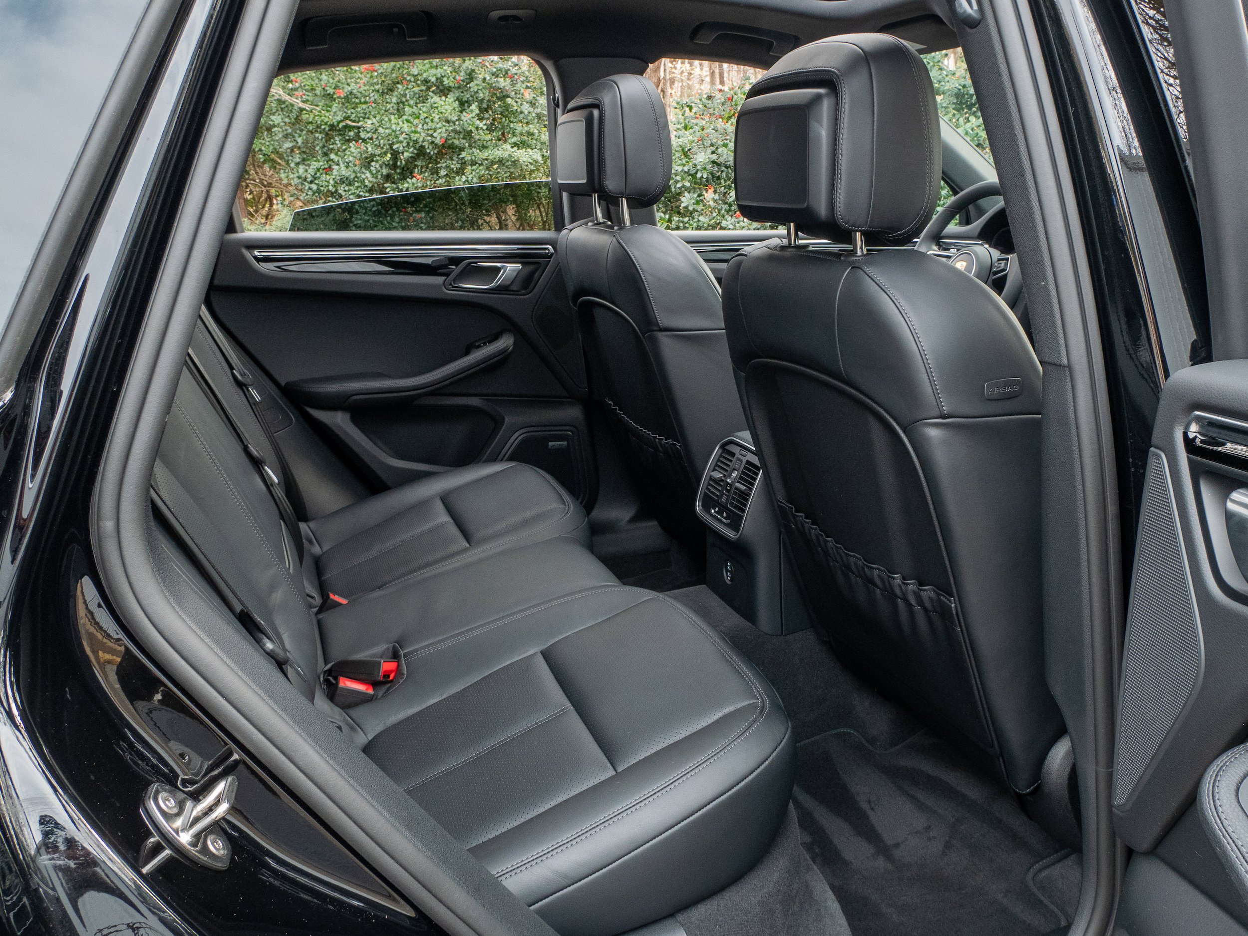 Certified 2025 Porsche Macan AWD/4WD image 36