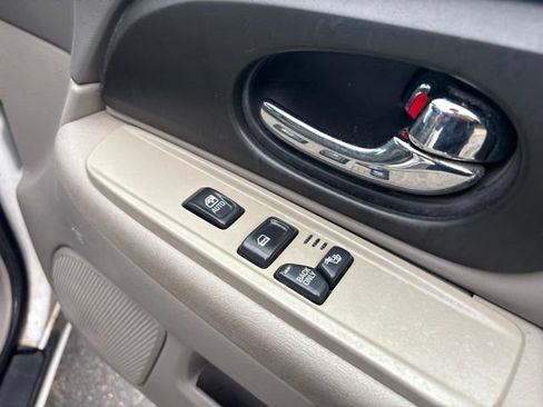 Used 2004 GMC Envoy XL SLT AWD/4WD image 25