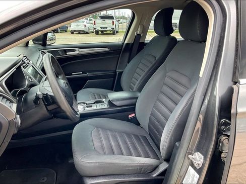 Used 2017 Ford Fusion SE w/ Fusion SE Technology Package FWD image 18