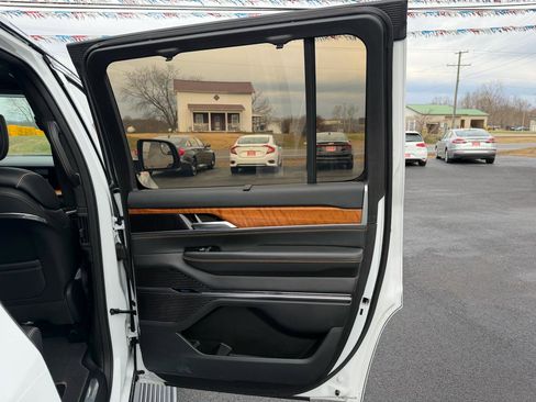 Used 2024 Jeep Grand Wagoneer Series III image 25