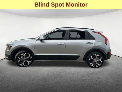 Used 2024 Kia Niro EX Touring image 6