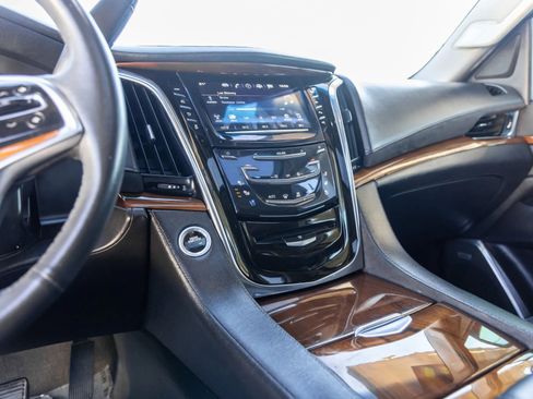 Used 2017 Cadillac Escalade Luxury image 33
