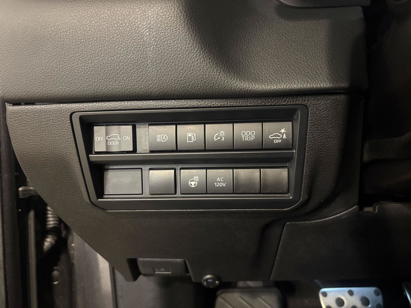 Used 2025 Toyota Sequoia 4WD image 28