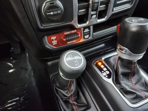 Used 2021 Jeep Wrangler Unlimited Rubicon AWD/4WD image 11