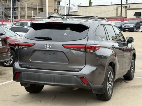 Used 2021 Toyota Highlander XLE FWD image 4
