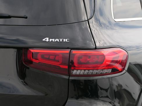 Used 2023 Mercedes-Benz GLB 250 4MATIC image 2