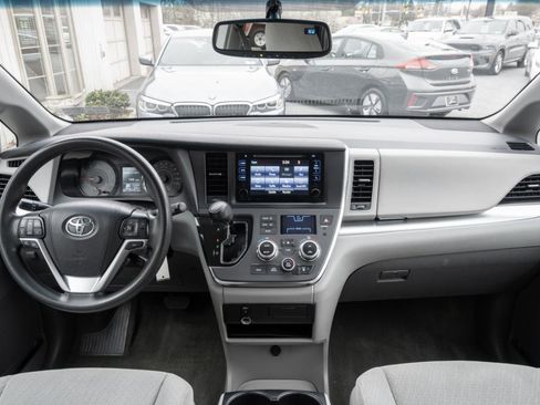 Used 2017 Toyota Sienna LE image 2
