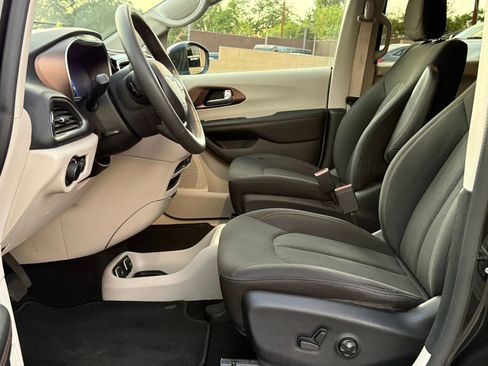 Used 2017 Chrysler Pacifica Touring FWD image 12