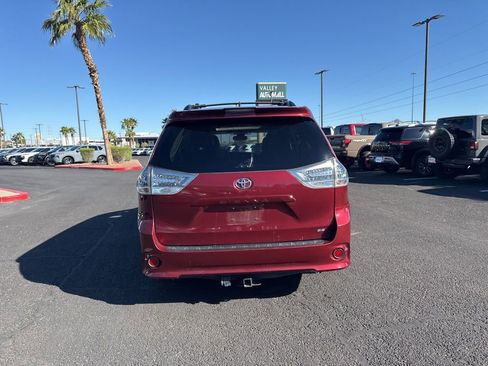 Used 2018 Toyota Sienna SE Premium w/ Carpet Mat Package FWD image 9