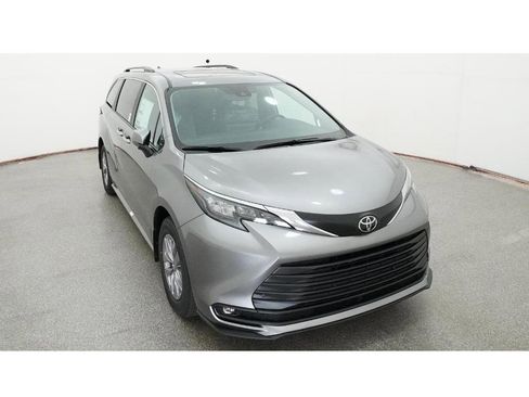 New 2026 Toyota Sienna XLE image 14