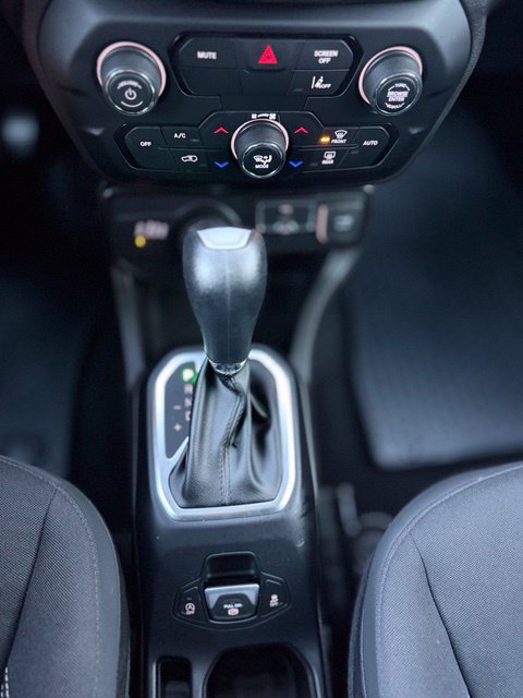 Used 2023 Jeep Renegade Latitude w/ Premium Group AWD/4WD image 15