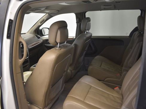 Used 2015 Chrysler Town & Country Touring w/ Driver Convenience Group image 23
