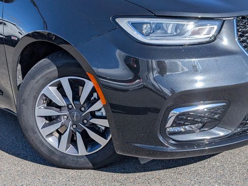 Used 2023 Chrysler Pacifica Touring-L image 11