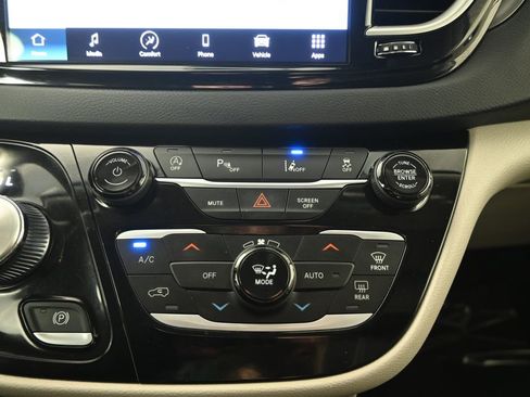 Used 2023 Chrysler Pacifica Touring-L FWD image 32