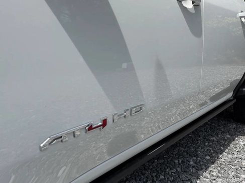 Used 2024 GMC Sierra 2500 AT4 w/ AT4 Preferred Package image 12