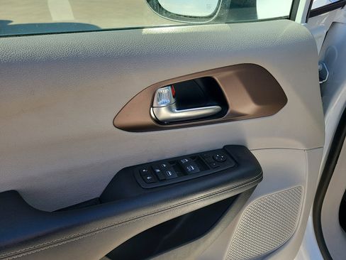Used 2023 Chrysler Voyager LX image 15