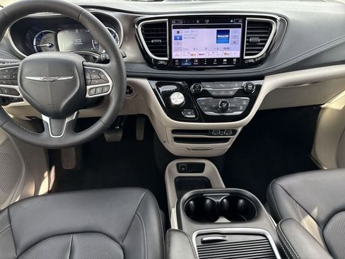 Used 2024 Chrysler Pacifica Select image 15