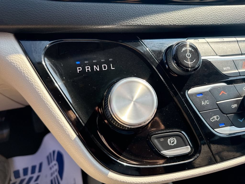 Used 2024 Chrysler Pacifica Touring-L FWD image 19