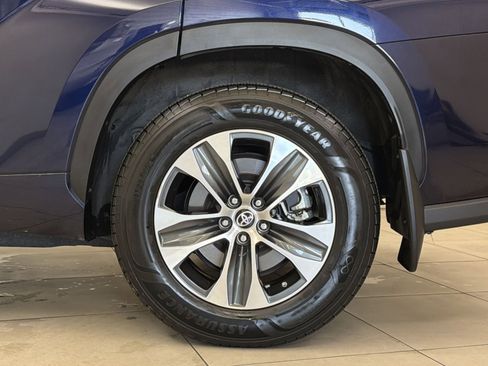 Used 2022 Toyota Highlander XLE AWD/4WD image 13